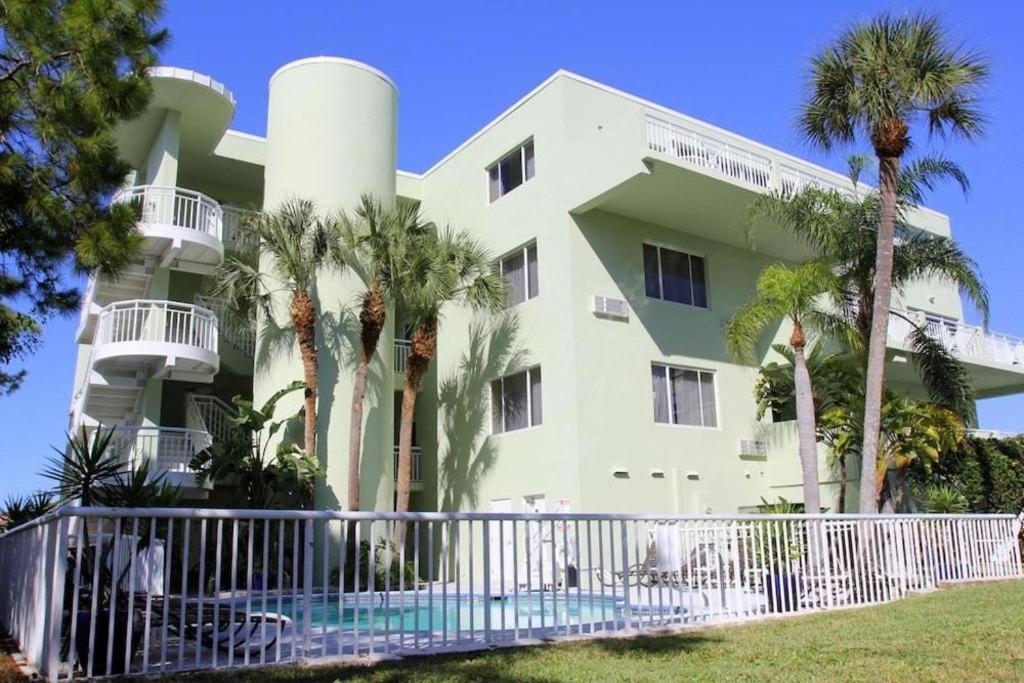 קלירווטר ביץ' Chart House Suites And Marina מראה חיצוני תמונה