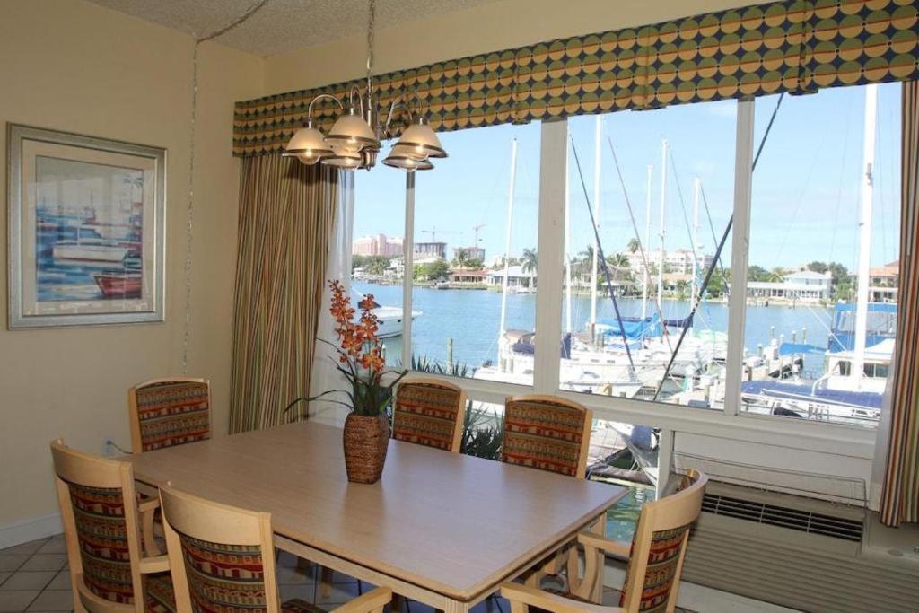 קלירווטר ביץ' Chart House Suites And Marina מראה חיצוני תמונה