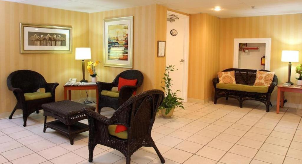 קלירווטר ביץ' Chart House Suites And Marina מראה חיצוני תמונה
