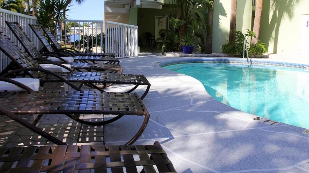 קלירווטר ביץ' Chart House Suites And Marina מראה חיצוני תמונה